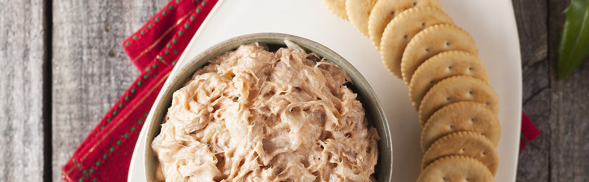 dip de atún con cebolla caramelizada, queso crema y salsa de tomates